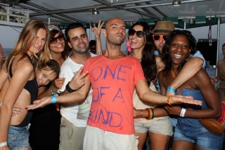 chicos divirtiendose en una boat party